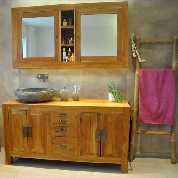 Badzimmer mit Waschtisch aus Massivholz